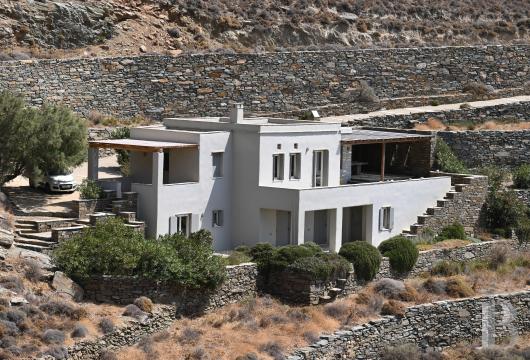 À Kalivia, sur l'île de Tinos, une maison de quelque 175 m² sur environ 5 100 m² de terrain, face à la mer