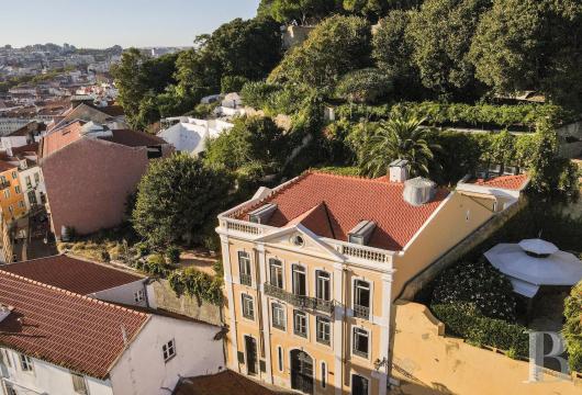 À Lisbonne, à flanc de la colline du château de São Jorge, un hôtel particulier du 19e s. et quelque 588 m² ...