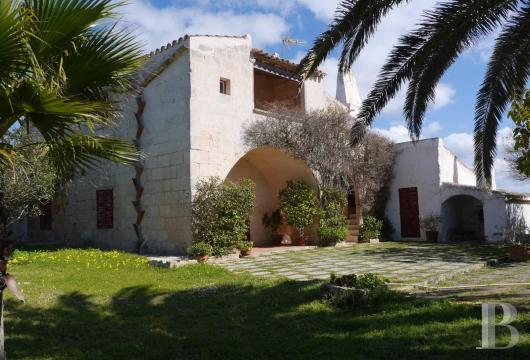 À Minorque, dans la campagne de Ciutadella, une maison voûtée, ses étables, son four à pain et quelque 7,7 ...