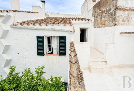 À Minorque, au sein du quartier de Sant Miquel à Ciutadella, une maison de ville en marès et son patio de quelque ...