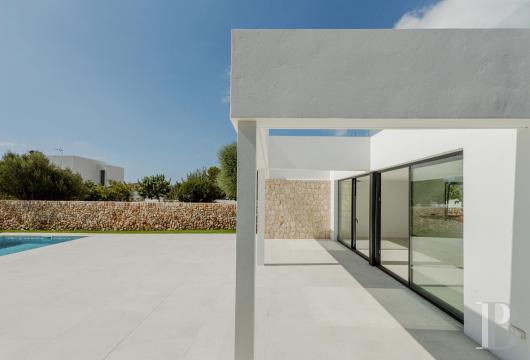 À Minorque, à Sa Caleta, aux portes de Ciutadella, une villa neuve tournée vers le sud, sur quelque 830 m² ...