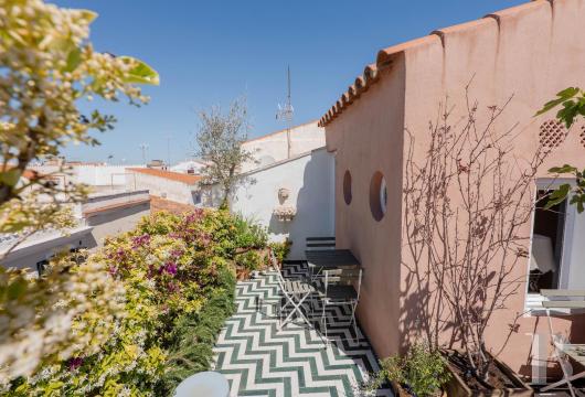À Minorque, au sein du vieux Mahón, tel un petit théâtre, une maison de ville entièrement repensée