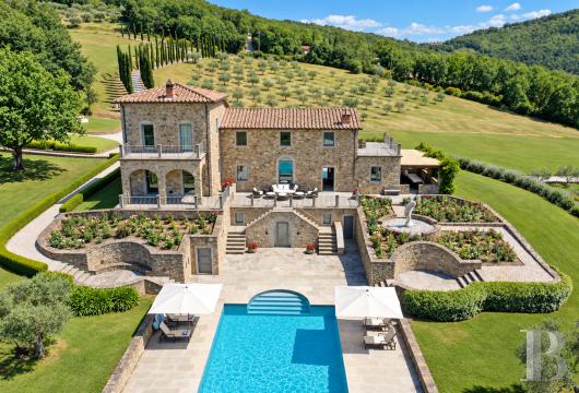 En Ombrie, à la lisière de la Toscane, dans la vallée du Niccone, une ancienne ferme, sa tour, ses maisons d’amis ...