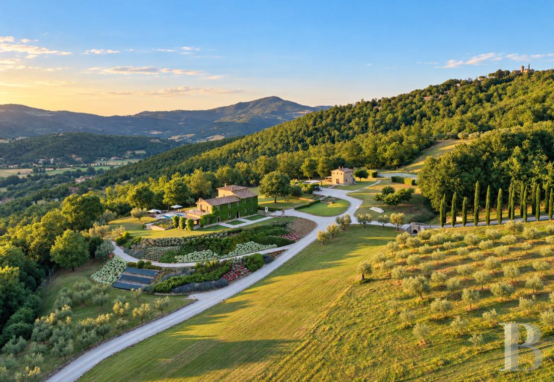 En Ombrie, à la lisière de la Toscane, dans la vallée du Niccone,<br/>une ancienne ferme, sa tour, ses maisons d’amis et ses oliviers sur quelque 17,8 ha