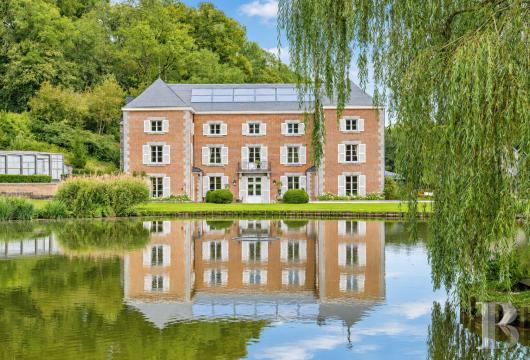Dans le Condroz liégeois, à Nandrin, un château, sa maison d’amis, son parc et son étang sur quelque 5,5 ...