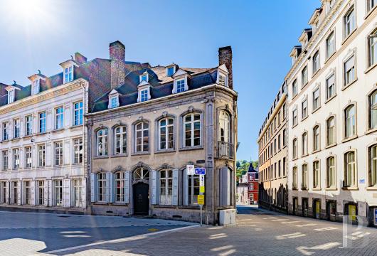 À Namur, au sein du centre ancien, un hôtel de maître des environs de 1760 et son jardin